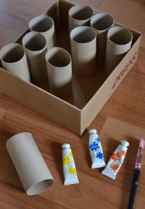 Créer une boîte à crayons avec une boîte à chaussures et des rouleaux de papier de toilette (DIY Rentrée - Rangement) 