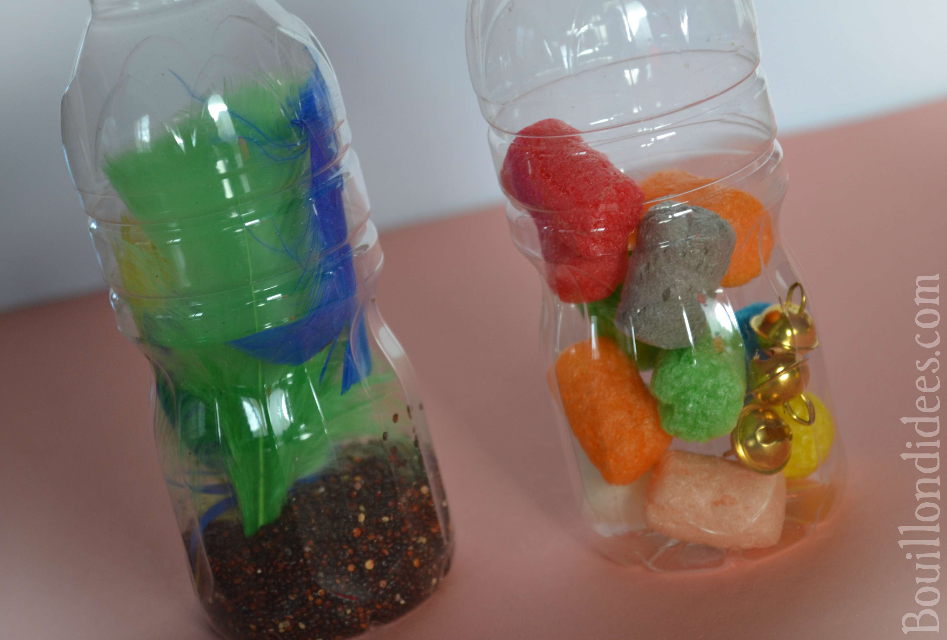 Les bouteilles sensorielles - une activité Montessori Tête à modeler