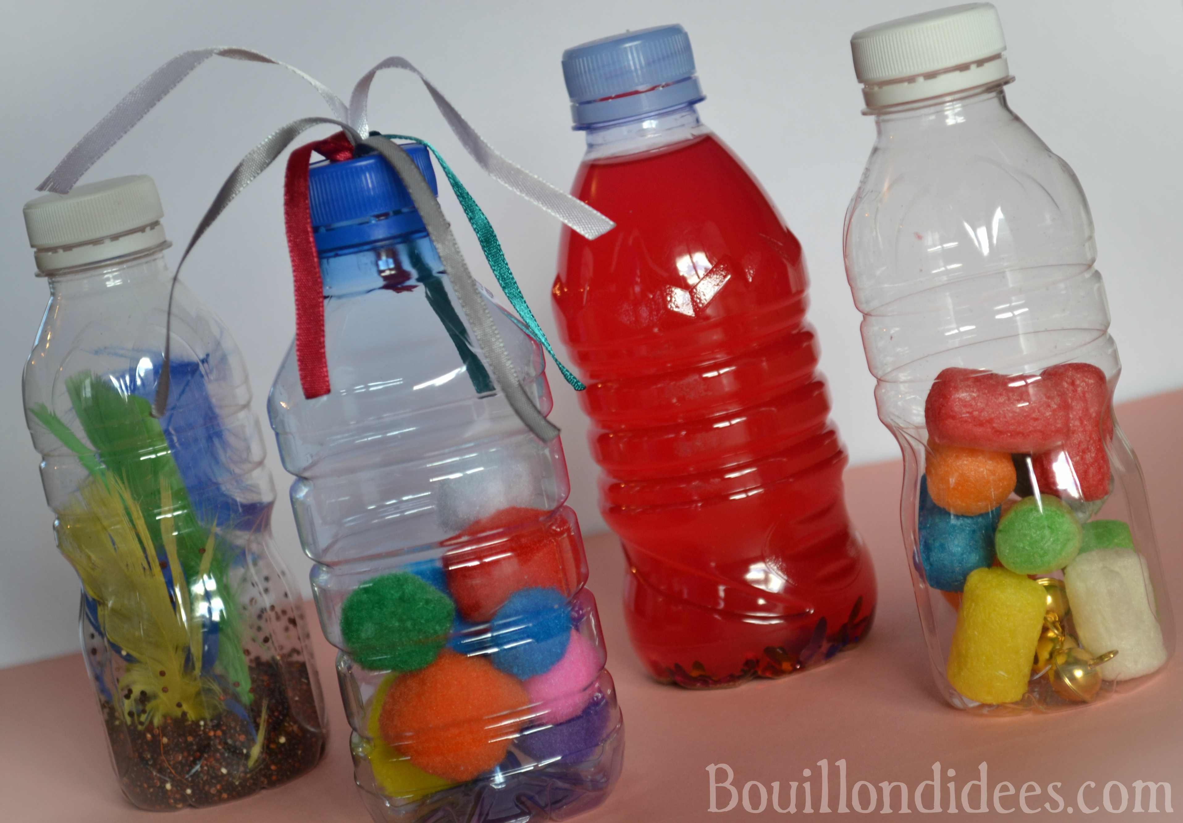 Les bouteilles sensorielles - une activité Montessori Tête à modeler