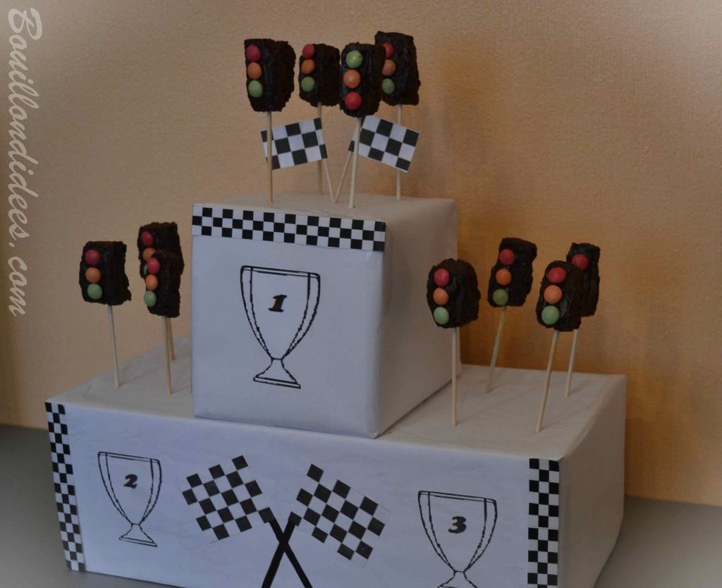 Un anniversaire sur le thème de Cars & des courses de voiture - brochettes de gâteaux feu tricolores