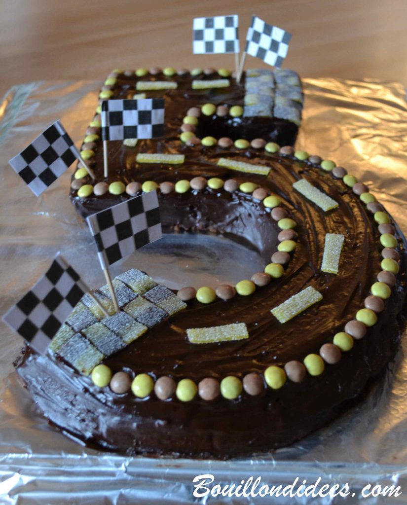 Un anniversaire sur le thème de Cars & des courses de voiture - gâteau chiffre 5 piste de course
